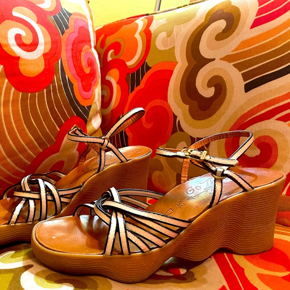 Vintage Famolare GoThere Sandals. off white and black, 8 1/2 N